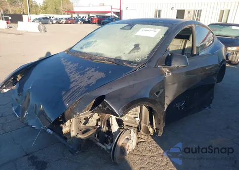 2024 Tesla Model Y Long Range Dual Motor All-Wheel Drive z USA, uszkodzony, nr VIN 7SAYGAEE2RF009485
